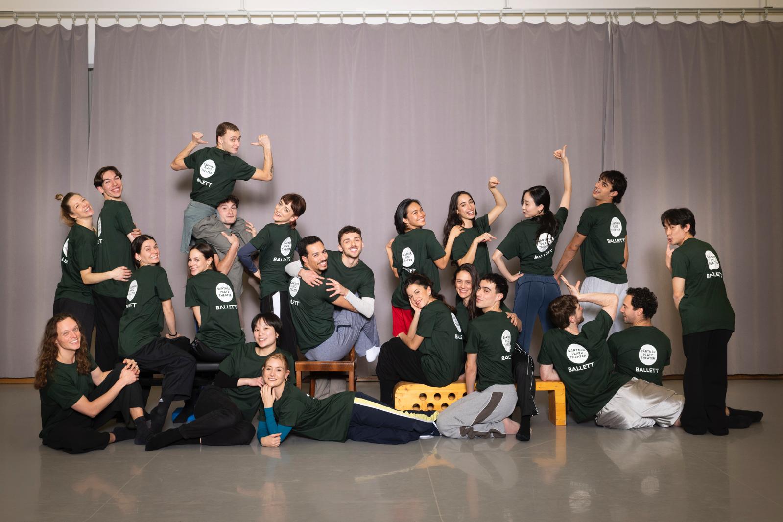 Tänzerinnen und Tänzer des Balletts mit der neuen Trainigskleidung