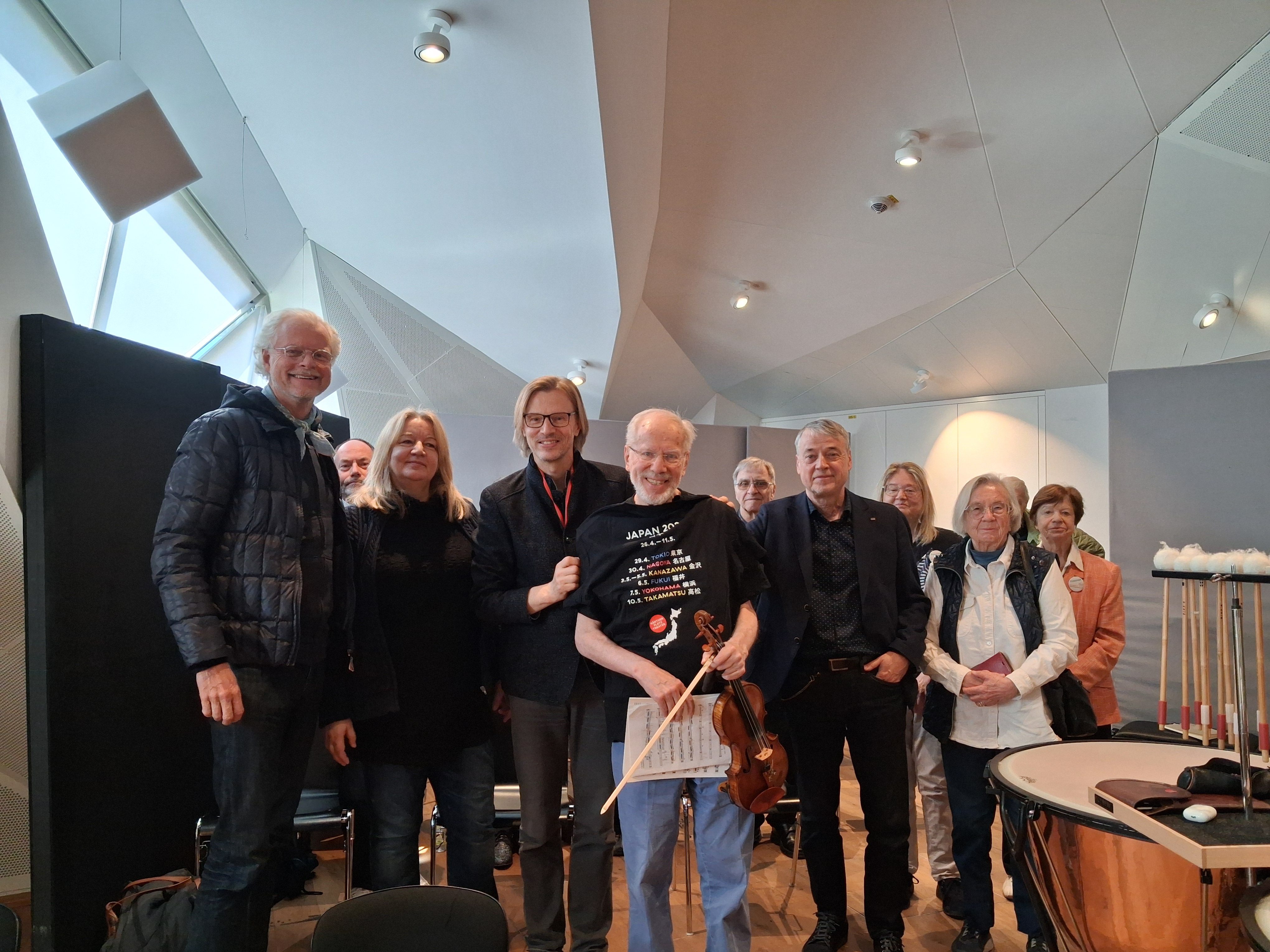Anlässlich der Probe vor der Japan-Tournee des Orchesters des Staatstheaters am Gärtnerplatz treffen Mitglieder den Geiger Gidon Kremer