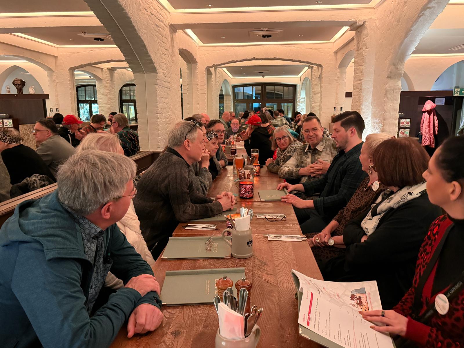 Levente Páll und Mitglieder des Freundeskreises beim Stammtisch